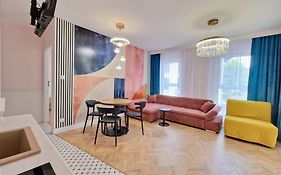 Pogonowskiego 73 - Pink Design Apartment 8 Guests, Terrace & Parking Chillinlodz